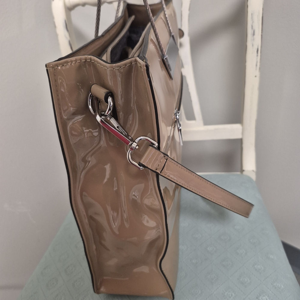 Elegant Tan Patent Leather Tote Bag - Picture 11 of 16